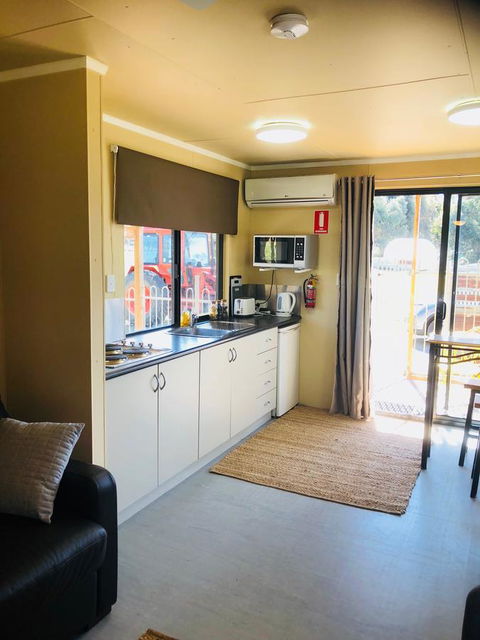 Kendenup Cottages And Lodge - Darwin Tourism 9