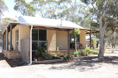 Kendenup Cottages And Lodge - Darwin Tourism 22