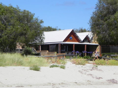 Beach House Dunsborough - Darwin Tourism 9