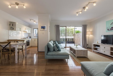 Cottesloe Sea Salt Abode - Executive Escapes - Darwin Tourism 0