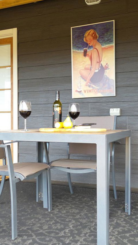 Windfall Estate Vineyard Cottage - Darwin Tourism 10