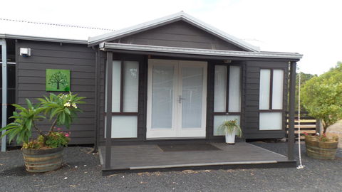 Windfall Estate Vineyard Cottage - Darwin Tourism 15
