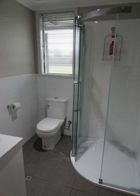 Windfall Estate Vineyard Cottage - Darwin Tourism 7