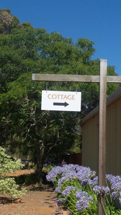 Windfall Estate Vineyard Cottage - Darwin Tourism 14