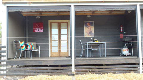 Windfall Estate Vineyard Cottage - Darwin Tourism 9