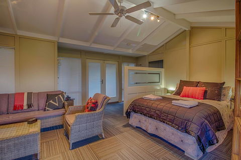 Windfall Estate Vineyard Cottage - Darwin Tourism 0