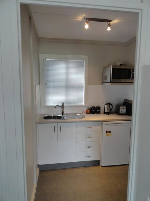 Windfall Estate Vineyard Cottage - Darwin Tourism 5