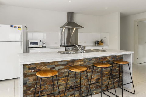 170 Hazards View Drive - Unit 2 - Darwin Tourism 4