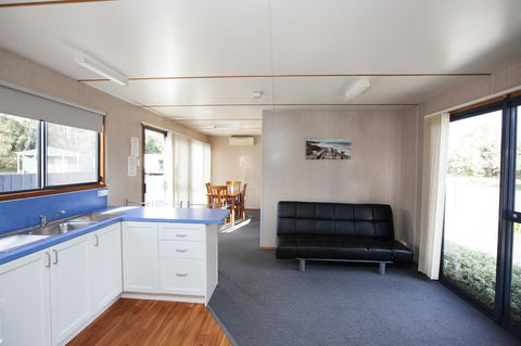 Seven Mile Beach Cabin And Caravan Park - Darwin Tourism 6