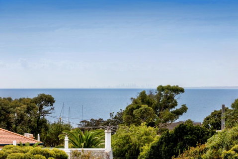 NORTH POINT RETREAT - MORNINGTON - Darwin Tourism 1