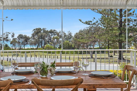 Oceanfront Beach House On Marine Parade - Darwin Tourism 0