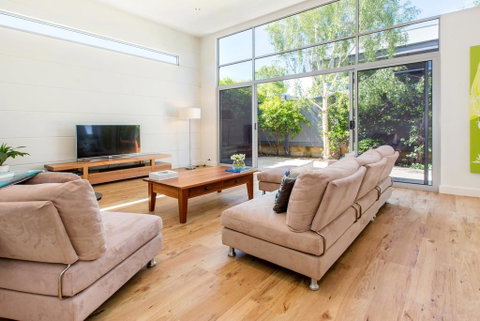 PALM COURT RETREAT - MORNINGTON - Darwin Tourism 0