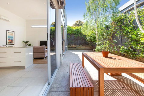 PALM COURT RETREAT - MORNINGTON - Darwin Tourism 2