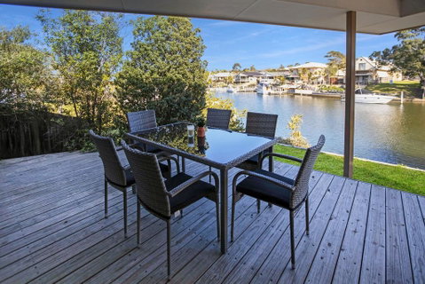 Pelican Brief - Relaxing Canal Frontage - Darwin Tourism 2