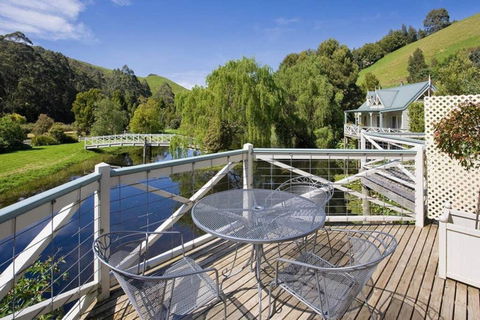 PLUM TREE STUDIO - Couples Lakeside Spa Retreat - Darwin Tourism 1