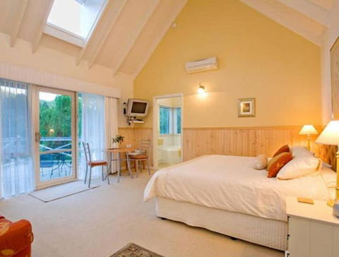 PLUM TREE STUDIO - Couples Lakeside Spa Retreat - Darwin Tourism 0