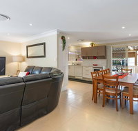 RELAXED COASTAL GETAWAY // MOMENTS TO WATERFRONT - Darwin Tourism