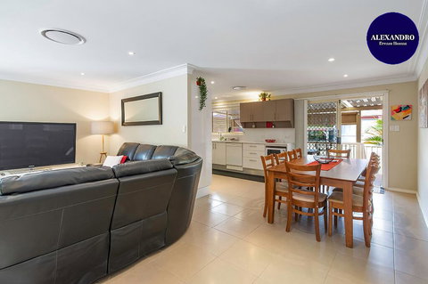 RELAXED COASTAL GETAWAY // MOMENTS TO WATERFRONT - Darwin Tourism 0