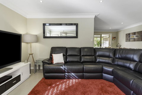 RELAXED COASTAL GETAWAY // MOMENTS TO WATERFRONT - Darwin Tourism 3