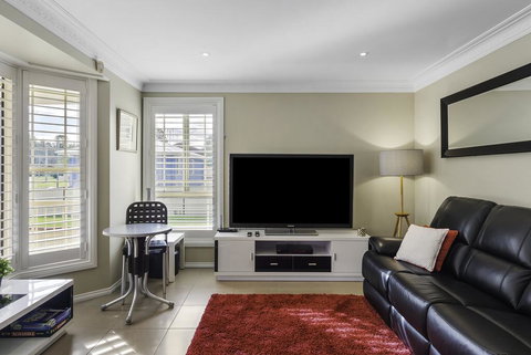 RELAXED COASTAL GETAWAY // MOMENTS TO WATERFRONT - Darwin Tourism 2