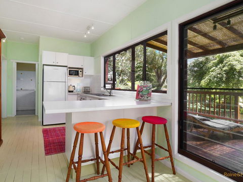 Retro Vibes - 18 Norahview Street, Bateau Bay - Darwin Tourism 1