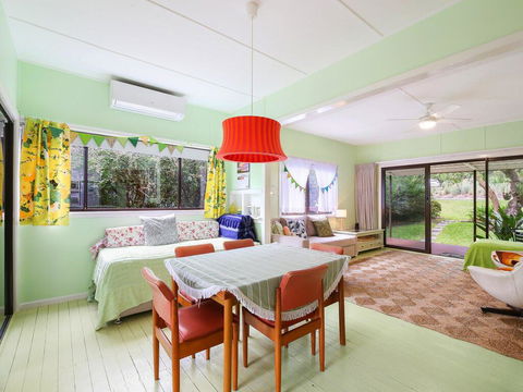 Retro Vibes - 18 Norahview Street, Bateau Bay - Darwin Tourism 3