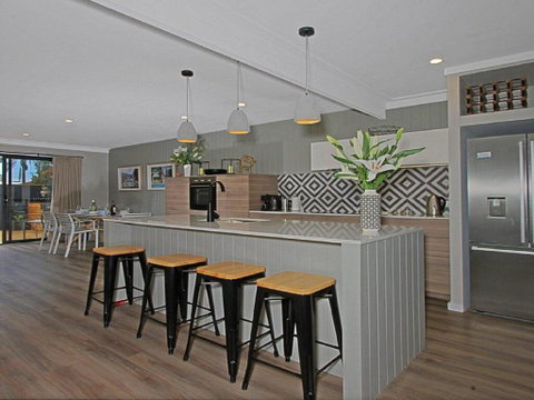 Shady Palms - Modern Beach House With Studio - Darwin Tourism 2