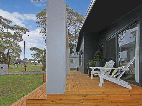 Shady Palms - Modern Beach House With Studio - Darwin Tourism 1