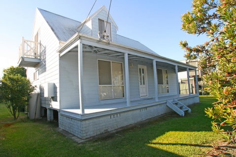 South Sussex's Blue Cottage - Darwin Tourism 1