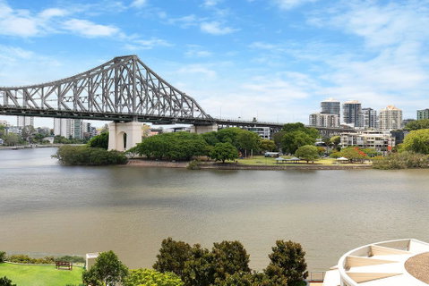 Spacious Executive 3 Bedroom - Brisbane CBD - Views - Pool - WIFI - Free Parking - Darwin Tourism 0