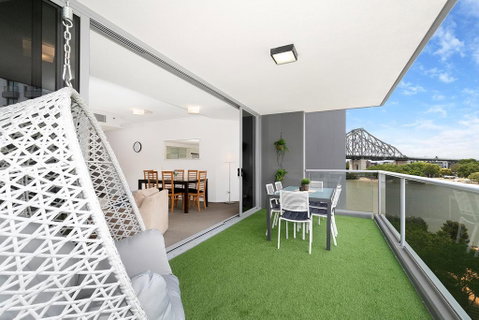 Spacious Executive 3 Bedroom - Brisbane CBD - Views - Pool - WIFI - Free Parking - Darwin Tourism 1