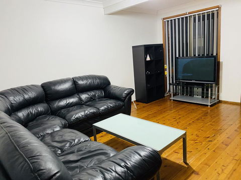 Spacious Townhouse In Wollongong - Darwin Tourism 1