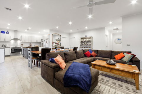 StayCentral - Rosanna Luxurious Mansion - Darwin Tourism 0
