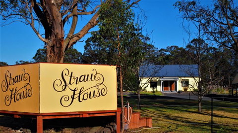 Straw House B And B - Darwin Tourism 0