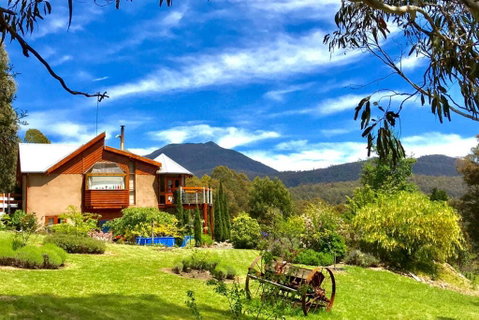 STUNNING HOME WITH AMAZING VIEWS - Just 20 Mins To The City And Only 10 To MONA! - Darwin Tourism 1