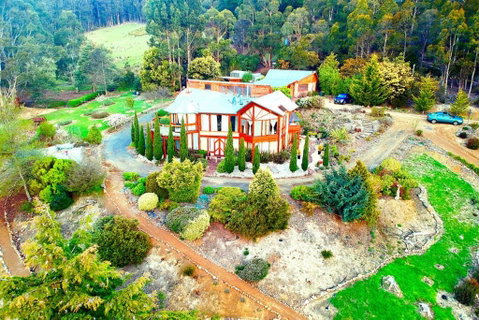 STUNNING HOME WITH AMAZING VIEWS - Just 20 Mins To The City And Only 10 To MONA! - Darwin Tourism 2