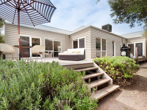 Stunning Seaside Escape - Darwin Tourism 0