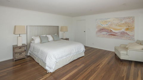 Surfers Ave Retreat Narrawallee - Darwin Tourism 1