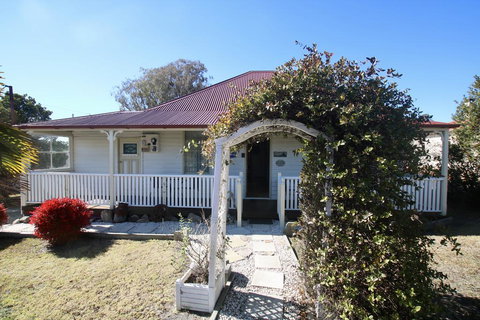Tenterfield Historic C1895 Cottage - Darwin Tourism 1