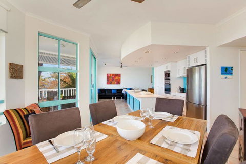 The Beach Shack 3BR Waterfront Resort, Own WIFI - Darwin Tourism 2