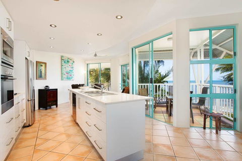 The Beach Shack 3BR Waterfront Resort, Own WIFI - Darwin Tourism 1