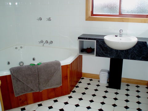 Highland Cabins And Cottages At Bronte Park - Darwin Tourism 23