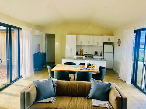 EMBRACING EVANDALE - Hosted By L'Abode Accommodation - Darwin Tourism 2