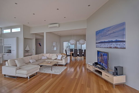 Halcyon ~ Immerse Yourself In The Sky And Sea - Darwin Tourism 10