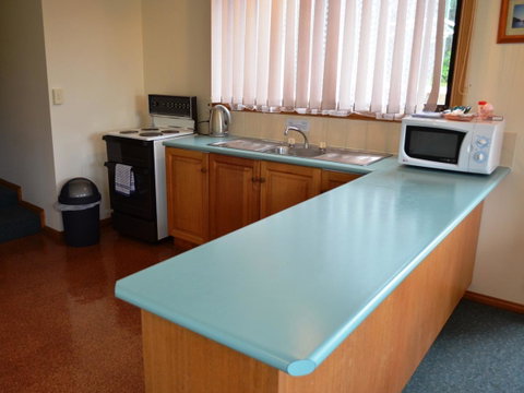 Coles Bay Waterfronter 2 - Darwin Tourism 4
