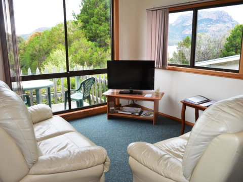 Coles Bay Waterfronter 2 - Darwin Tourism 3