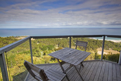 Chris\'s Beacon Point Restaurant & Villas - Darwin Tourism 1
