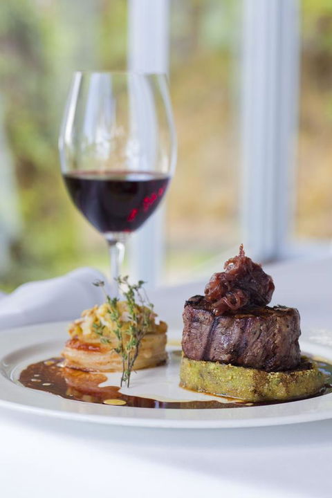 Chris\'s Beacon Point Restaurant & Villas - Darwin Tourism 10