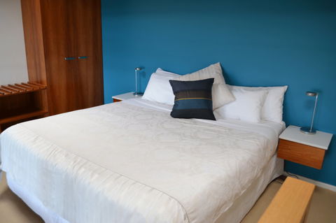 Chris\'s Beacon Point Restaurant & Villas - Darwin Tourism 3