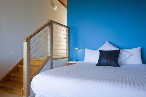 Chris\'s Beacon Point Restaurant & Villas - Darwin Tourism 4